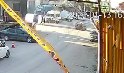 Bir Anda Yola Çıktı, Araç Yan Yattı