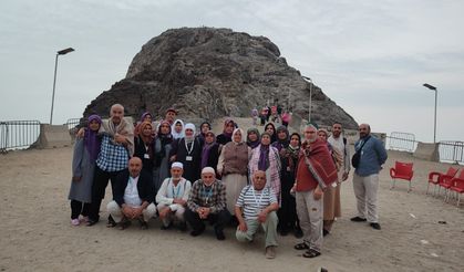 Denizlili Umreciler Hira Nur Dağı’nda Sabah Namazını Zirvede Kıldı