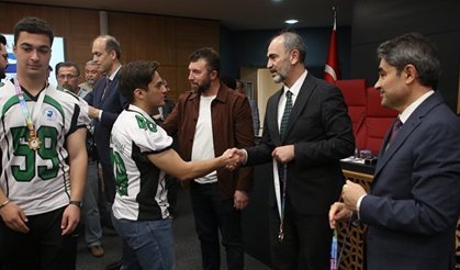 Pamukkale Horozları şampiyonluk kupası ve madalyalarını aldı