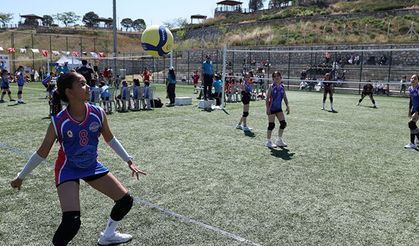 Pamukkale’de mini voleybol şenliği