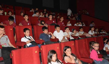 Babadağ Belediyesi'nden Öğrencilere Sinema Etkinliği