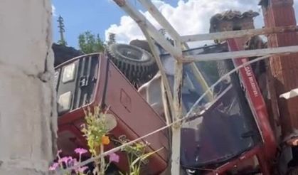 Denizli'de Kontrolden Çıkan Traktör Evin Bahçesine Uçtu