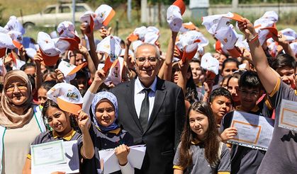 Çamelili öğrenciler karne sevincini Şırnak'taki yaşıtlarıyla birlikte yaşadı