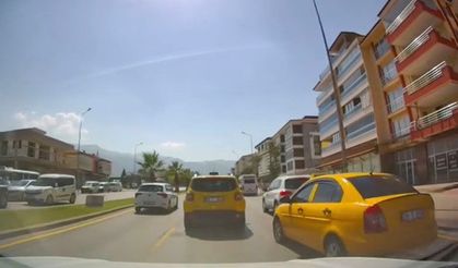 Ani şerit değiştiren taksi kazaya neden oluyordu
