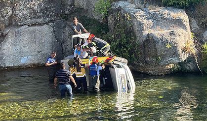 Çivril'de kontrolden çıkan otomobil göle uçtu
