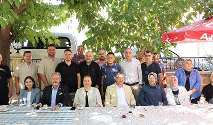 Subaşıoğlu, AK Parti’ye katılan 15 kişiye rozet taktı