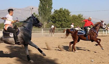 Çivril’de festival coşkusuna atlı cirit gösterisi renk kattı