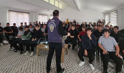 Polisten öğrenci, veli ve kamu personeline eğitim