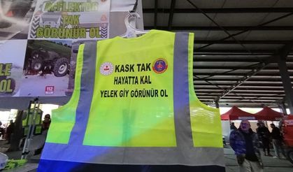 Jandarma sürücülere reflektörlü yelek hediye etti