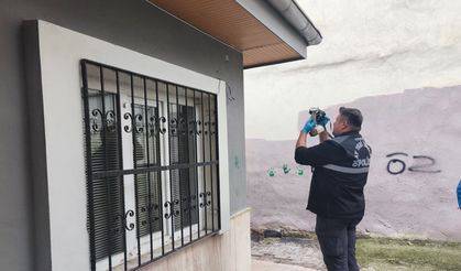 Muhtarlığın kamerasını söküp bahçeye attılar