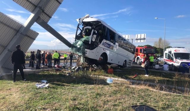 Son Dakika! Çardak’ta Tur Otobüsü Otomobile Çarpıştı
