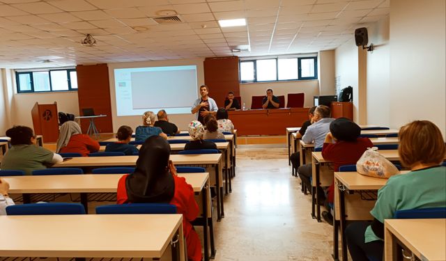 PAÜ’de Sağlık İşçileri Eğitim Seminerine Katıldı