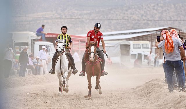 Rahvan At Yarışları Nefes Kesti