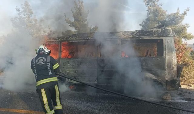 Denizli’de seyir halindeki minibüs alev alev yandı