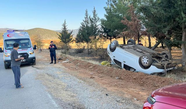 Denizli’de virajı alamayan araç takla attı