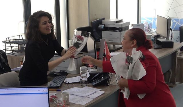 Denizli’de kadınlardan çiçekli kutlama
