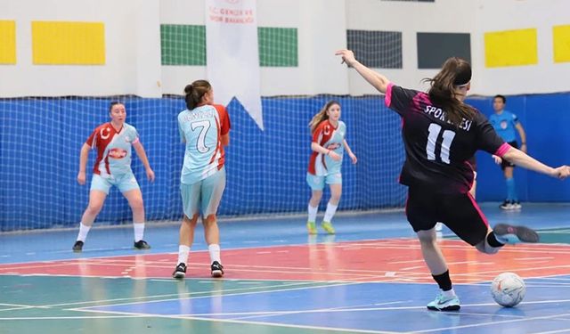 Denizli’de futsal yarı finalistler belirlendi