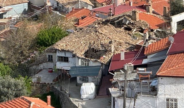 Buldan'da Tarihi İki Katlı Ahşap Ev Çöktü