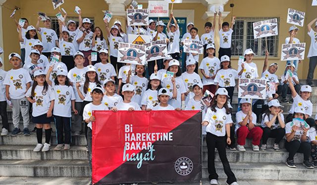 Trafik Haftasında miniklere trafik kuralları anlatıldı
