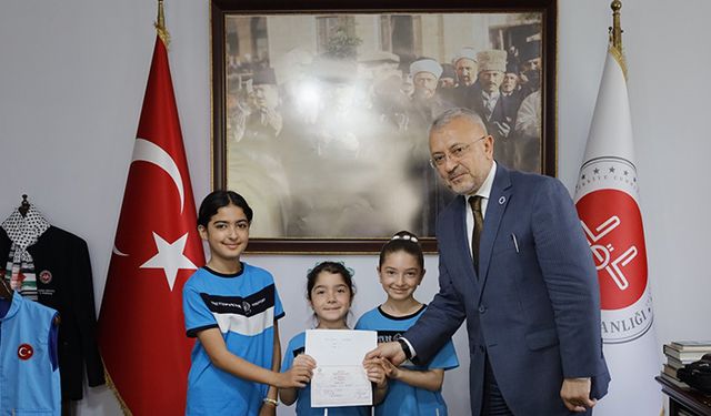 Minik yürekler kazandıklarını Filistin halkına bağışladı