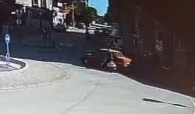 Otomobil, kadın motosiklet sürücüne çarptı