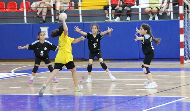 Minik Eller Hentbol Şenliği’nde ödüller dağıtıldı