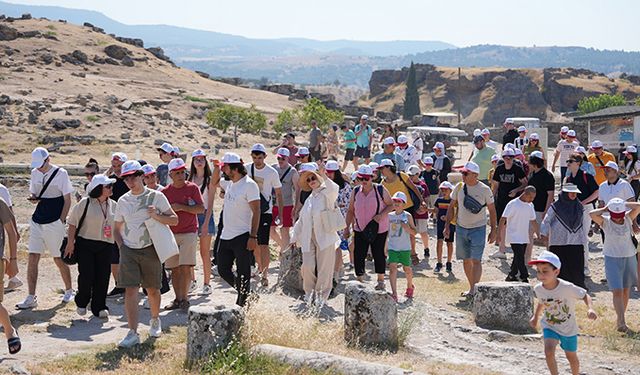Pamukkale'nin beyaz cennetinde satranç molası
