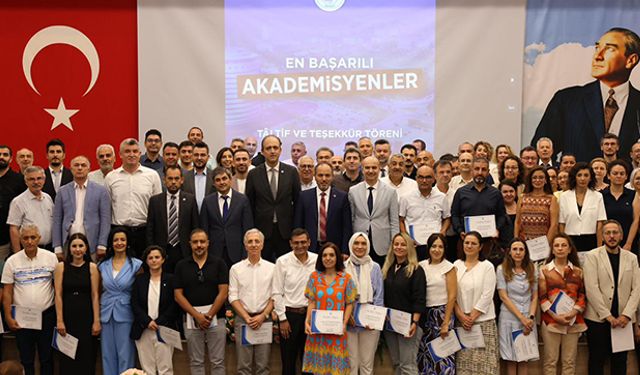PAÜ’nün Başarılı Akademisyenlerini Onurlandırdı