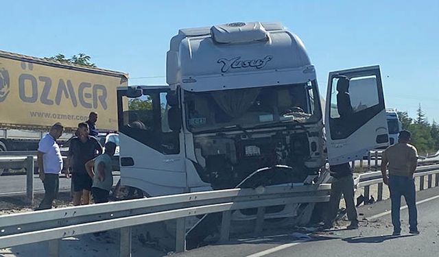 Kontrolden çıkan tır refüje çarparak durabildi