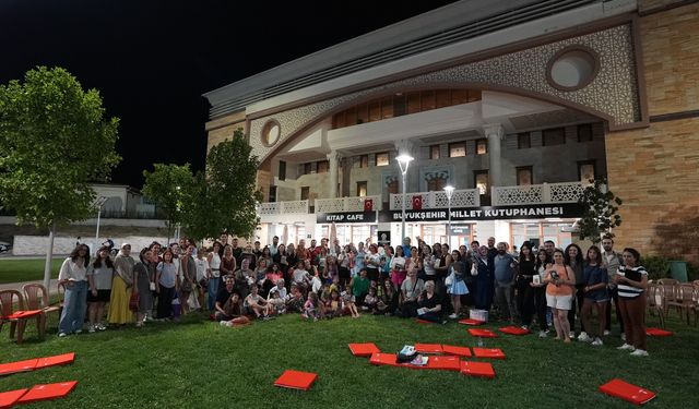 Kitapseverler sessiz okuma etkinliğinde bir araya geldi