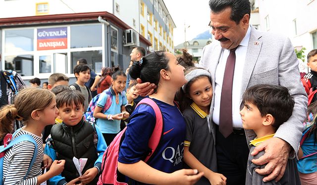 Ertemur, öğretmenlere ve velilere başarılar diledi.