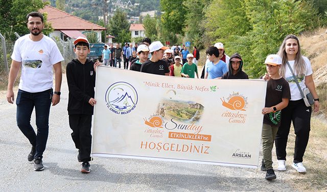 Minik elleri doğaya büyük nefes verdi