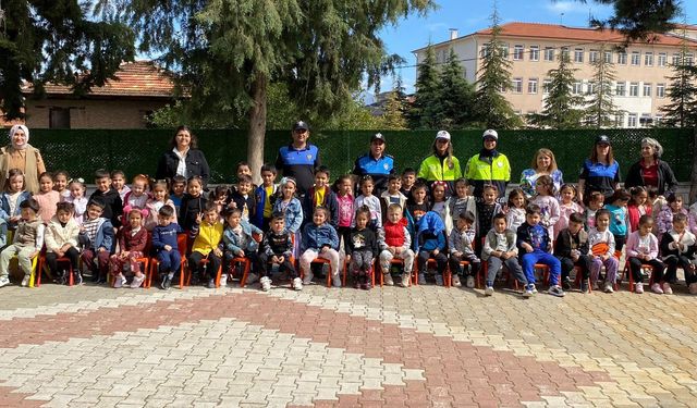 Minikler polis amcalarını sevdi