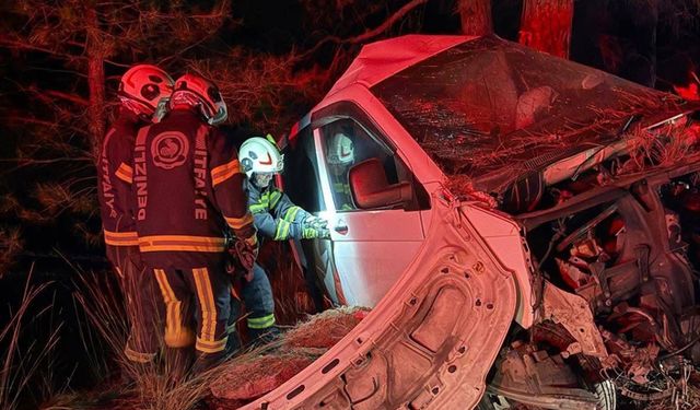 İki gence mezar olan araç hurdaya döndü