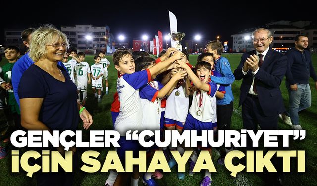 Gençler “Cumhuriyet” için sahaya çıktı