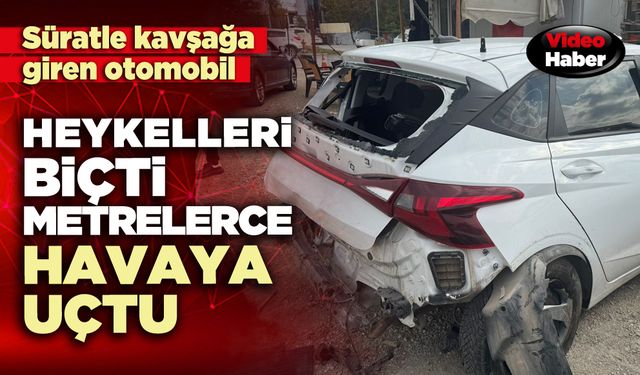 Süratle kavşağa giren otomobil heykelleri biçti metrelerce havaya uçtu