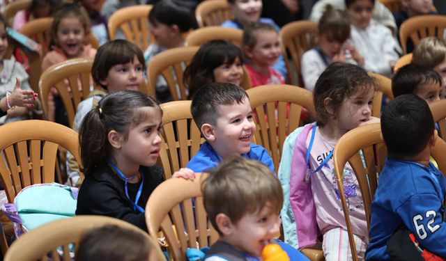 Merkezefendi Kent Tiyatrosu miniklerin yüzünü güldürdü