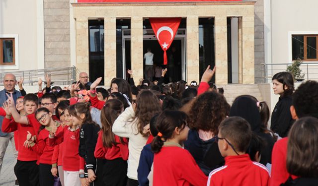 Sembolik Anıtkabir öğrencilerden yoğun ilgi gördü