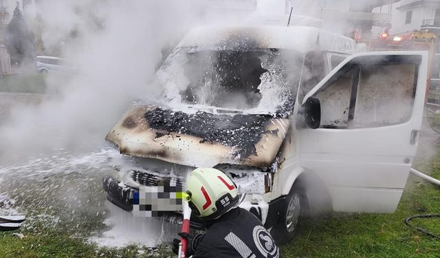 Park halindeki minibüs alevlere teslim oldu