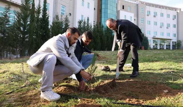 Rektör Güngör, Öğrencilerle Birlikte Fidan Dikti