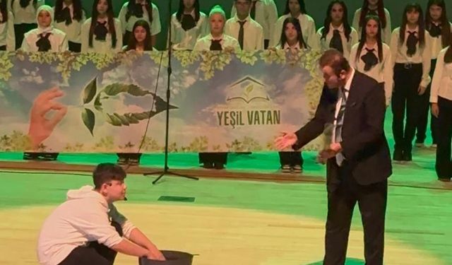 Denizli’de Meslek Lisesinden duygulandıran öğretmenler günü gösterisi