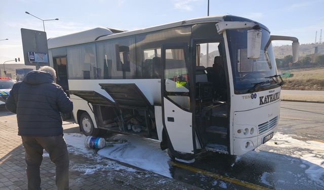 Seyir halindeki işçi servisi alev aldı