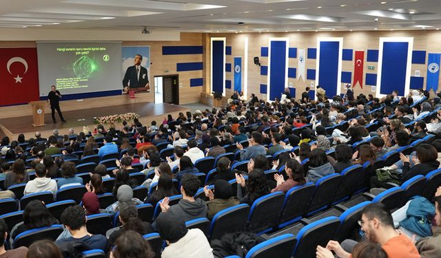 “Evrenin Doğumu ve Ölümü” konferansı gerçekleştirildi