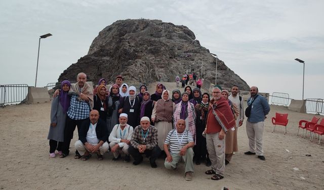 Denizlili Umreciler Hira Nur Dağı’nda Sabah Namazını Zirvede Kıldı