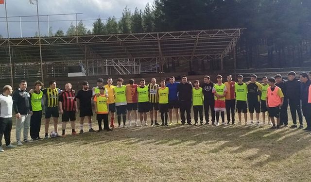 Beyağaçlı vatandaşlar ile polisler dostluk maçı oynandı