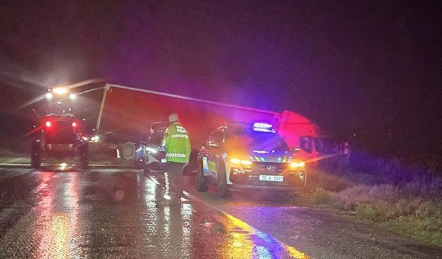 Tır şarampole uçtu