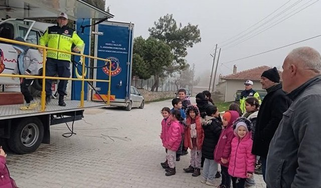 Jandarmadan çocuklara emniyet kemeri eğitimi