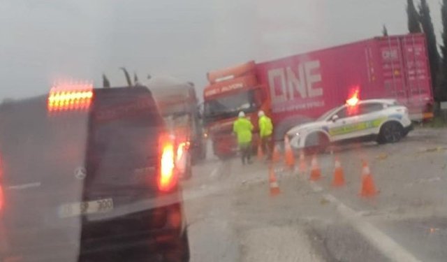 Kontrolden çıkan tır yolu kapattı