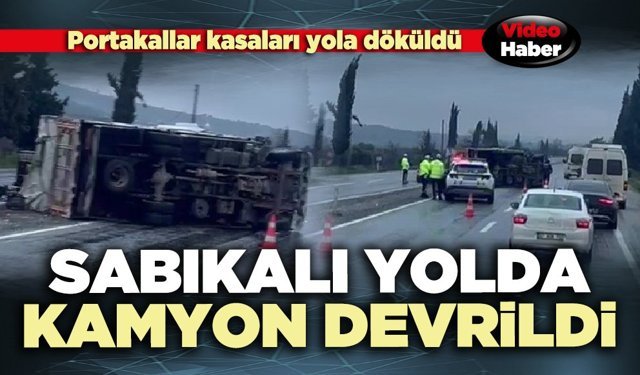 Sabıkalı yolda kamyon devrildi