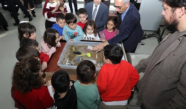 PAÜ’de minik bilim insanlarına deprem dersi